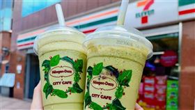 7-ELEVEN自有品牌CITY CAFE再度與Häagen-Dazs攜手合作，今年夏天再推出期間限定全新口味「抹茶紅豆拿鐵冰沙」。（圖／超商業者提供）