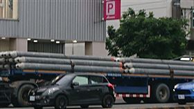 有網友在路上拍到像飛彈的物品（圖／翻攝自路上觀察學院臉書）