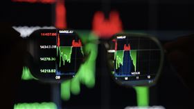 台股面臨14200點保衛戰美股漲跌互見，台股4日反彈無力，早盤一度上漲近70點，收復14400點關卡，但2次翻紅失利，指數翻黑下挫逾百點，指數面臨14200點保衛戰。中央社記者徐肇昌攝  111年7月4日