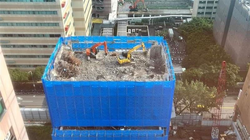 怪手如何上屋頂？　內行揭真相眾人驚