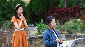 《民雄鬼屋》楊謹華（左）和飾演母親的沛小嵐一起上墳，回頭發現不見女兒彤彤的身影。（圖／采昌、馬棋朵提供）