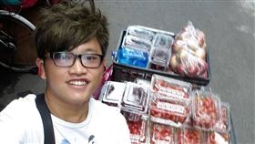 劉偉傑，推車賣水果，徒步走10小時，草屯，中興新村，台中 (圖／翻攝自劉偉傑專業賣水果臉書)