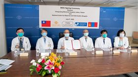 林口長庚醫院陳建宗院長代表與蒙古國國立婦幼醫院簽署合作備忘錄。由左至右分別為：兒童內科部江東和主任、婦產科部盧佳序主任、陳建宗院長、馮思中副院長、邱政洵副院長及賴瓊慧副院長。（圖／長庚醫院提供）