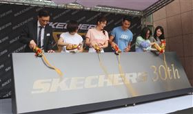 ▲SKECHERS品牌代言人任容萱、禾浩辰為30周年快閃店揭開序幕。（圖／業者提供）