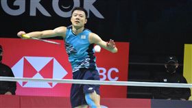 湯姆斯盃王子維扳倒常山幹太台灣羽球男團12日在湯姆斯盃8強出戰日本，最終以2比3不敵日本，無緣4強。台灣男單「羽球王子」王子維在第三點扳倒對手常山幹太。中央社記者呂欣憓曼谷攝  111年5月12日