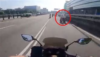 騎士鬼遮眼撞飛無辜女！慘摔畫面曝光