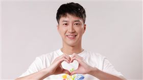 在F.I.R.團長陳建寧一聲號召下，偕同團員阿沁及Lydia與周蕙、林曉培、范逸臣、江宏傑、TANK、閻奕格、木木、郭家瑋共11位實力歌手攜手為公益單曲〈All About Love〉獻聲 杰思國際娛樂 提供