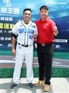 黃甘霖、黃忠義出席體育實境秀「超級王牌棒球隊」首映會。（記者邱榮吉/攝影）