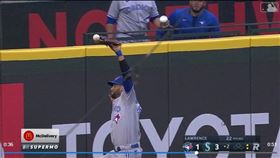 ▲小古瑞爾（Lourdes Gurriel Jr.）把飛球接成全壘打。（圖／翻攝自MLB官網）