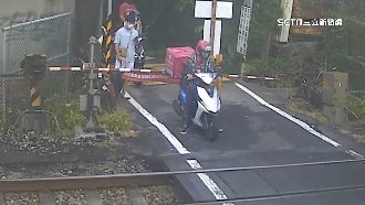 外送員硬闖平交道卡住　載客火車急剎