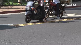 騎士好心提醒運將違停　竟遭報復被踹