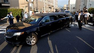 黑禮車送安倍回東京　妻悲痛護送