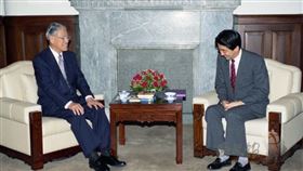 國史館在臉書貼出李登輝（左）1995年6月27日在總統府接見安倍晉三（右）的照片悼念。（圖／翻攝自國史館Academia Historica臉書）