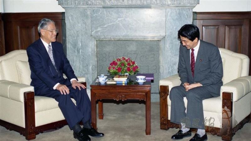 亦師亦父！李登輝曾送安倍「6個字」
