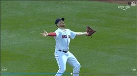 ▲阿若尤（Christian Arroyo）找不到球。（圖／翻攝自MLB官網）