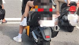 情侶雙載「磨出生命線」！他停紅燈笑了：很勇敢，翻攝自《路上觀察學院》