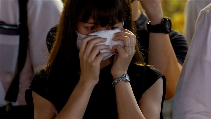 不捨安倍遇刺！日本民眾追悼激動落淚