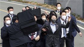 南韓前總統朴槿惠的隨扈以「鐵桶陣」肉身護主。（圖／美聯社／達志影像）