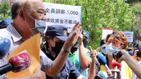 中華快遞工會陳情爭調薪（1）中華快遞企業工會6日上午到交通部前抗議，要求為基層人員實質加薪，且不扣績效獎金，中華快遞董事長黃振忠（左）現場與工會顧問葉瑾瑜（右）爭論協議內容。中央社實習記者李欣縵攝  111年7月6日