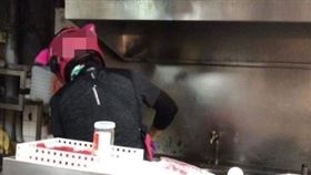 您的外送員正在炒菜中！（圖／翻攝自爆廢公社）