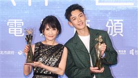 新科北影影帝柯震東、影后陳湘琪2022第24屆台北電影節9日晚間在中山堂舉行頒獎典禮，新科影帝、影后分別由柯震東（右）、陳湘琪（左）拿下，兩人開心合影。中央社記者鄭清元攝  111年7月9日