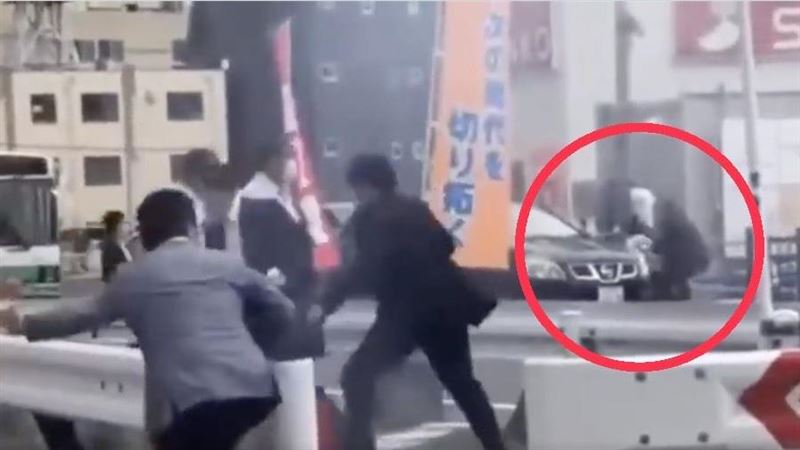 畫面曝！安倍隨扈竟先關心摔倒女學生