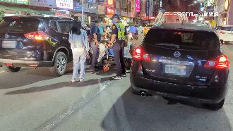 違停突開車門擊落夫妻　1人遭車輾過