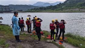 新北市新店區青潭堰驚傳溺水意外，警消隨即下艇進行搜救。（圖／翻攝畫面）