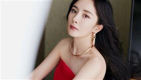 楊幂。嘉行楊冪工作室微博