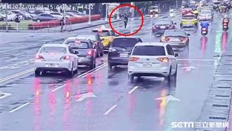 總統府前「翹孤輪」　重機囂張畫面曝