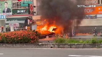 名車竄烈焰駕駛急逃！路人淡定買飲料