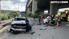 男子開賓士車下國四匝道突然翻落平面道路，重傷昏迷。（圖／民眾提供）