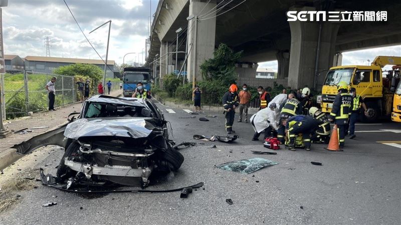 賓士翻落國四匝道　開車男重傷昏迷
