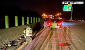 女騎士騎機車逆向上台61西濱後龍段，與對向轎車擦撞倒地骨折。（圖／民眾提供）