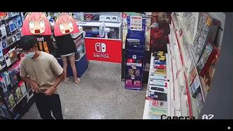 男偷遊戲片塞跨下　店家看影像崩潰了
