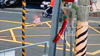 誤認路人是爸爸　女童過馬路險被車撞