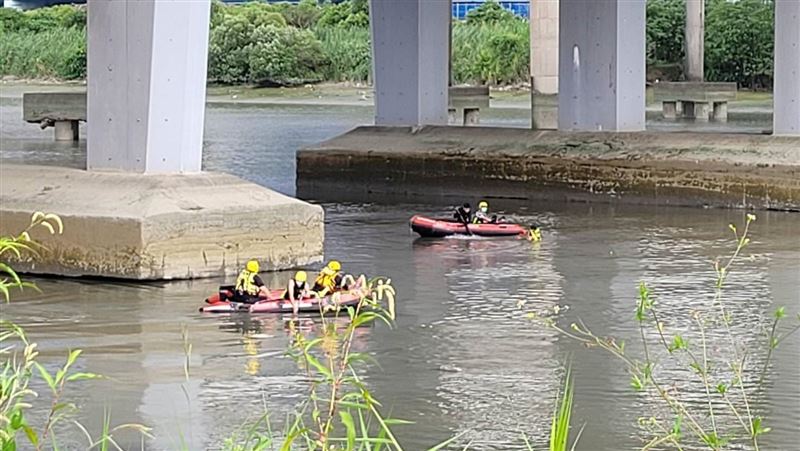 新／大漢橋民眾落水！消防下艇搜救中