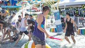 氣象局提醒，沒下雨時很熱，注意中暑風險。圖為民眾在兒童新樂園戲水。（圖／翻攝自台北捷運官網）
