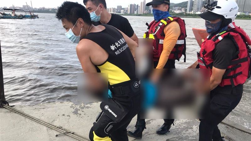 夫妻八里採蚵！男墜河亡妻撫屍痛苦