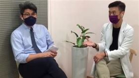 開業耳鼻喉科醫師張益豪、知名中醫師陳峙嘉，一同暢談新冠口服藥用藥時機。（圖／翻攝自張益豪耳鼻喉專科診所直播）