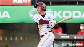 ▲樂天桃猿外野手成晉安打送回林立。（圖／記者劉彥池攝影）