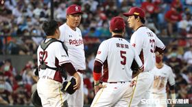 ▲樂天桃猿先發投手王溢正發生失誤送分，投手教練許銘傑喊暫停。（圖／記者劉彥池攝影）