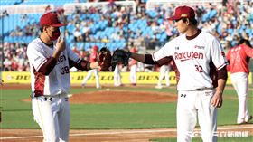 ▲樂天桃猿先發投手王溢正和林立擊掌。（圖／記者劉彥池攝影）