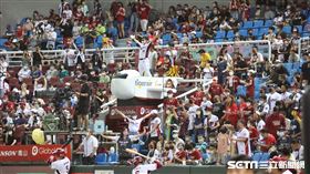 ▲樂天桃猿應援團長阿誠帶領球迷加油。（圖／記者劉彥池攝影）