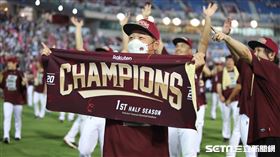 ▲樂天桃猿總教練曾豪駒高舉冠軍毛巾。（圖／記者劉彥池攝影）