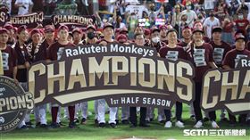 ▲樂天桃猿奪下中華職棒33年上半季冠軍全隊合影。（圖／記者劉彥池攝影）