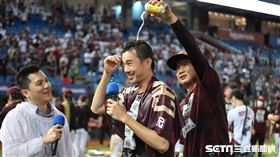 ▲樂天桃猿先發投手黃子鵬賽後受訪被噴啤酒。（圖／記者劉彥池攝影）