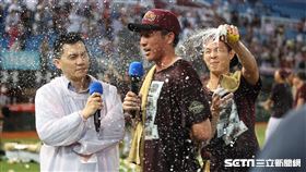 ▲樂天桃猿外野手成晉賽後受訪被噴啤酒。（圖／記者劉彥池攝影）