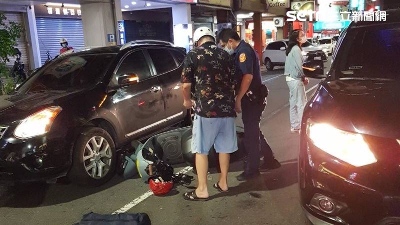 違停「突開車門」擊落機車畫面曝光