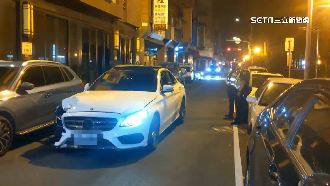 轎車猛撞路邊消防栓　3人棄車落跑